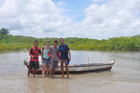 Com nossos remadores e a Marjorie, na boca do Furo Velho, na região de Algodoal - PA